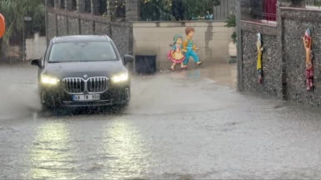 Bodrum'da yol göle döndü, sürücüler zor anlar yaşadı