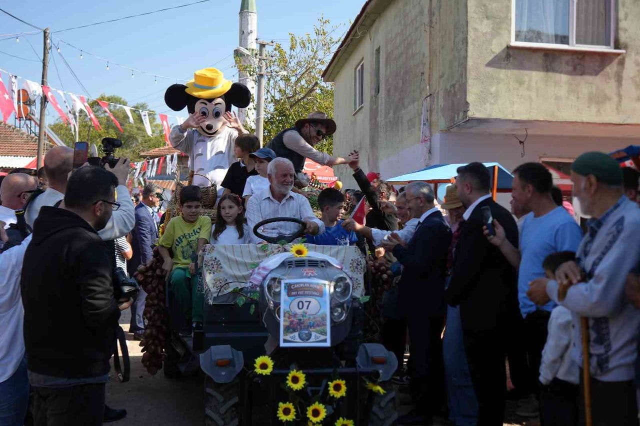 GELENEKSEL PATPAT FESTİVALİ'NDE RENGÂRENK SÜSLENEN PATPATLARLA KONVOY OLUŞTURULURKEN, KATILIMCILAR...