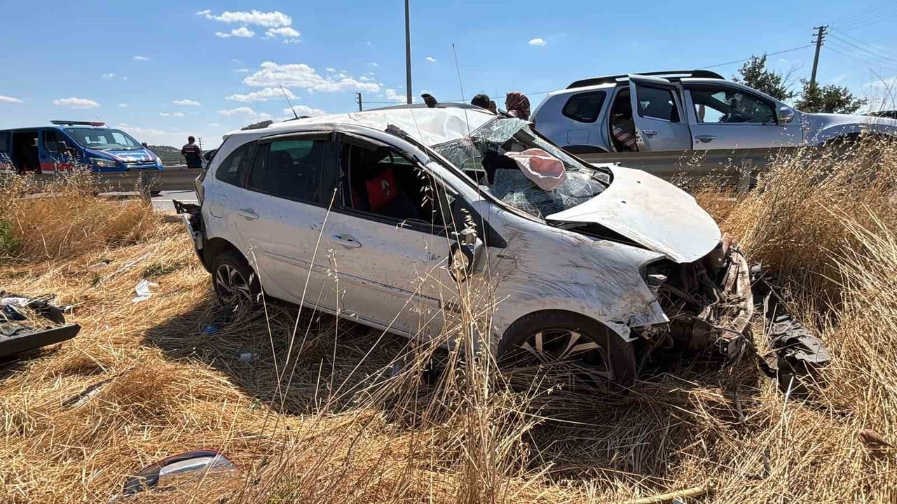 TAVŞANLI İLÇESİNDE KONTROLDEN ÇIKAN OTOMOBİLİN BARİYERLERE ÇARPIP TAKLA ATTIĞI KAZADA AYNI AİLEDEN...