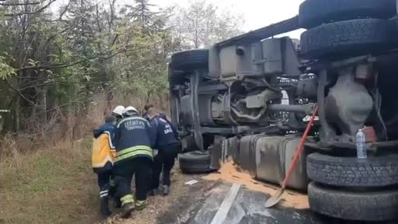 Tekirdağ’da devrilen tır yolu kapattı