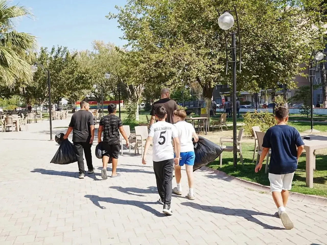 GERMENCİK BELEDİYESİ TARAFINDAN AİLE ÇAY BAHÇESİ İÇERİSİNDE YENİLENEN PARKTA ÇALIŞMALAR SÜRERKEN...