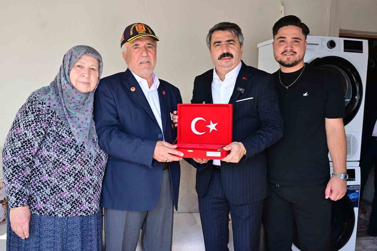 BURSA'DA YILDIRIM BELEDİYE BAŞKANI OKTAY YILMAZ KIBRIS GAZİSİ CAFER KAYA VE AİLESİNİ EVİNDE...