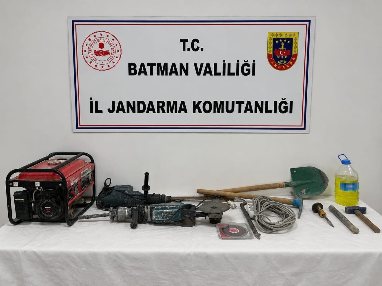 BATMAN’IN BEŞİRİ İLÇESİNDE TARİHİ ESER ARAMAK AMACIYLA BİR MAĞARADA KAÇAK KAZI YAPAN 4 ŞÜPHELİ...