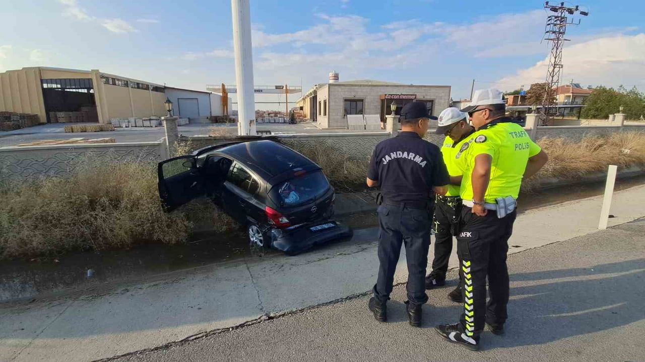 KARAMAN’DA YOLA ÇIKAN KÖPEĞE ÇARPMAMAK İÇİN MANEVRA YAPAN KADIN SÜRÜCÜNÜN KULLANDIĞI OTOMOBİL...
