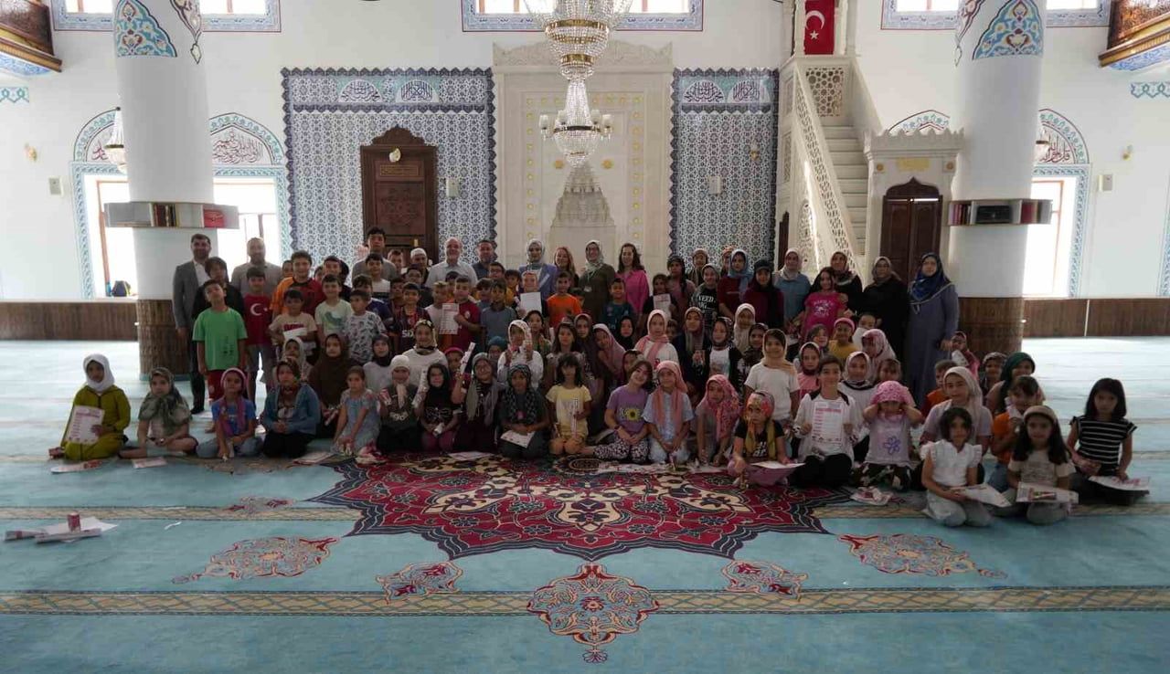 FATİH SULTAN MEHMET CAMİİ’NDE YAZ KUR’AN KURSUNA DEVAM EDEN YAKLAŞIK 100 ÖĞRENCİYE AĞIZ VE DİŞ...