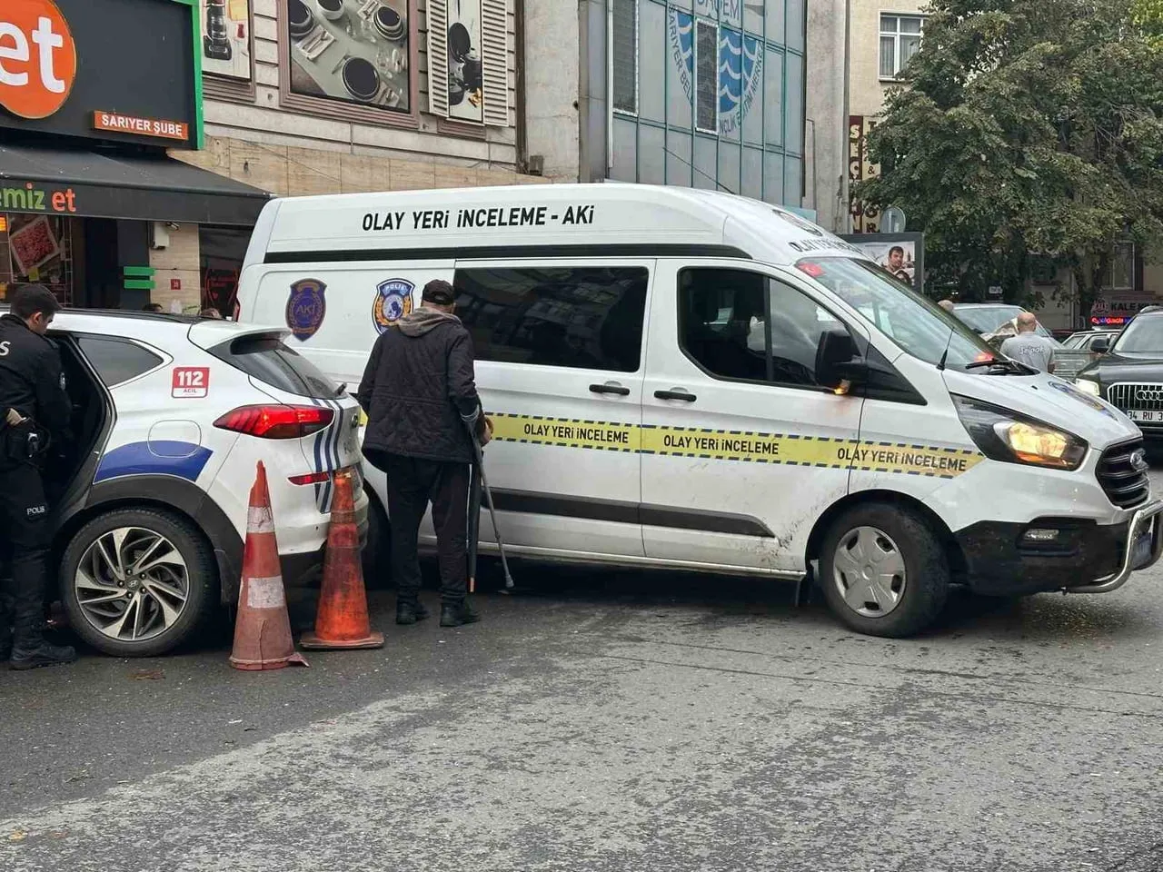 SARIYER’DE BİR İŞ YERİNE MOTOSİKLETLİ İKİ ŞAHIS TARAFINDAN SİLAHLI SALDIRI DÜZENLENDİ. OLAYDA, 1...