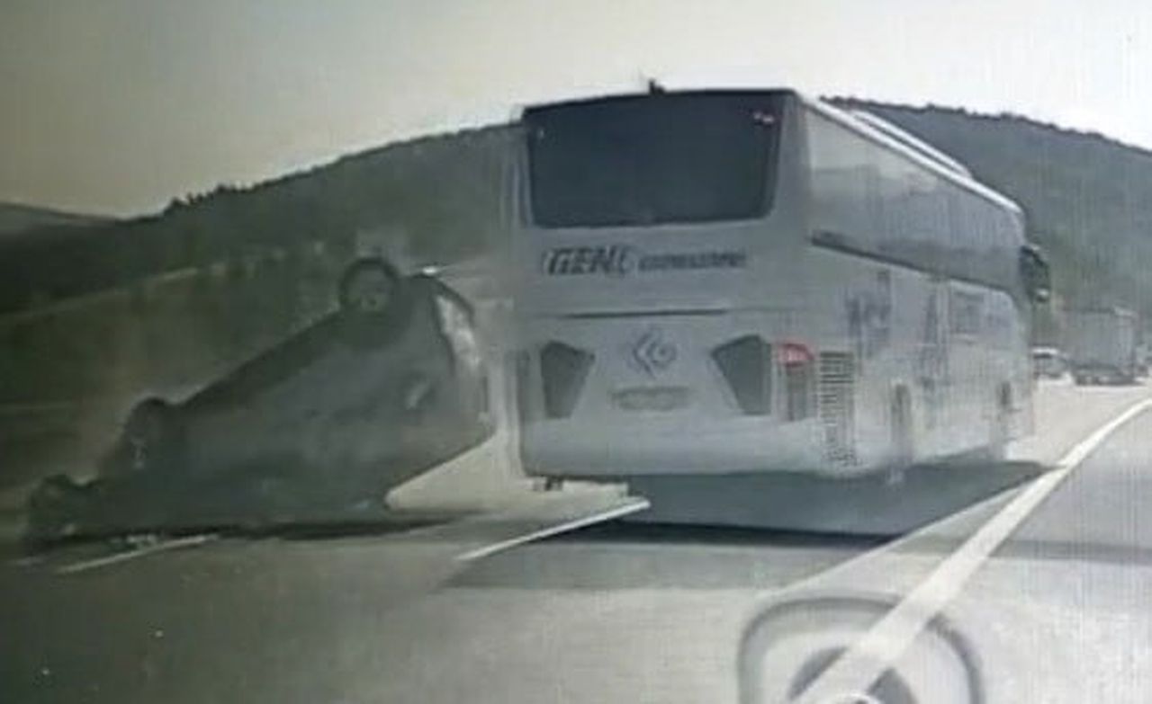 BOLU’DA DÜN TEM OTOYOLU ÇAYDURT MEVKİİNDE KONTROLDEN ÇIKAN HAFİF TİCARİ ARACIN KARIŞTIĞI KAZADA 3...