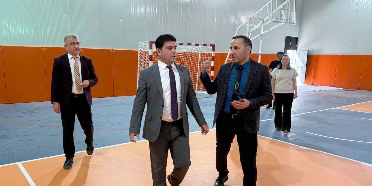 HAKKARİ CUMHURİYET İLK VE ORTAOKULUNDA YAPIMI TAMAMLANAN SPOR SALONU ÖĞRENCİLERİN HİZMETİNE...