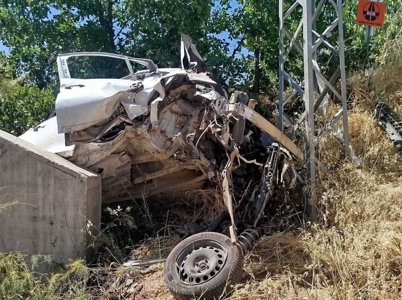 MALATYA’DA OTOMOBİL MENFEZE ÇARPTI: 1 AĞIR YARALI