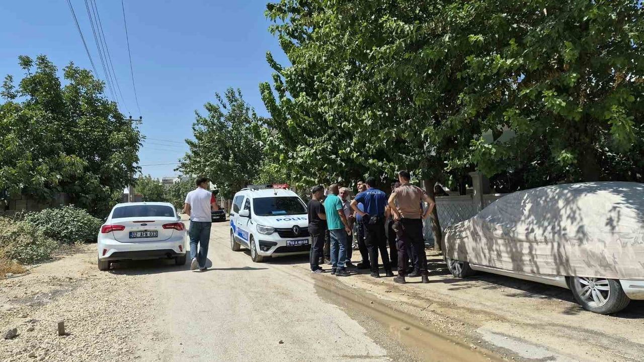 ADIYAMAN’DA ARAÇ PARKI NEDENİYLE KOMŞULAR ARASINDA ÇIKAN TARTIŞMA, KAVGAYA DÖNÜŞTÜ.