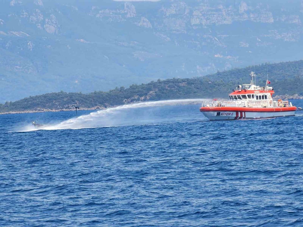 MUĞLA'NIN MARMARİS İLÇESİNDE KIYIYA YAKIN NOKTADA DEMİRLİ BULUNAN YELKENLİ TEKNEDE ÇIKAN YANGIN...