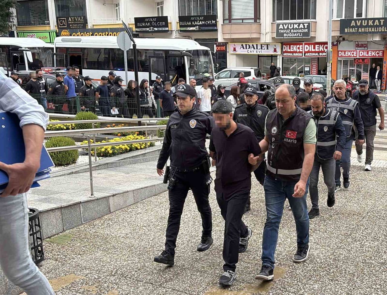 KENDİLERİNİ ALICI VE "NOTER GÖREVLİSİ" OLARAK TANITIP "GÜVENLİ ÖDEME SİSTEMİ" YALANIYLA ARAÇ...