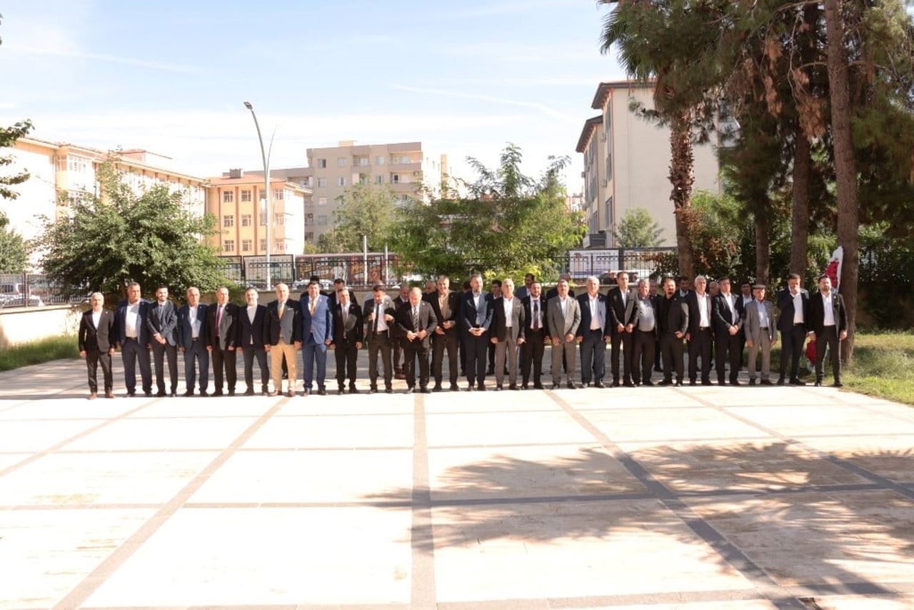 ŞIRNAK’IN CİZRE İLÇESİNDE '19 EKİM MUHTARLAR GÜNÜ', HÜKÜMET KONAĞI BAHÇESİNDE DÜZENLENEN ÇELENK...