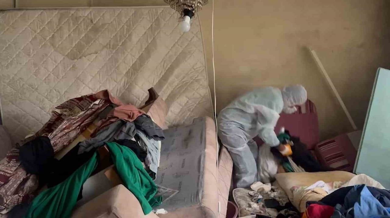 İSTANBUL BEYOĞLU’NDA BİR DAİREDEN YAYILAN KÖTÜ KOKULAR ÜZERİNE YAPILAN ÇALIŞMADA EVDEN 4 TON ATIK...