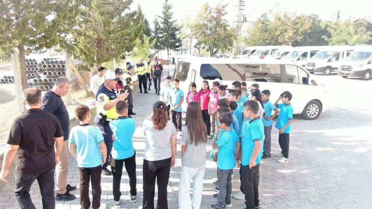 KAHRAMANMARAŞ İL JANDARMA KOMUTANLIĞI EKİPLERİ, ÖĞRENCİLERİN GÜVENLİ BİR ORTAMDA EĞİTİM...