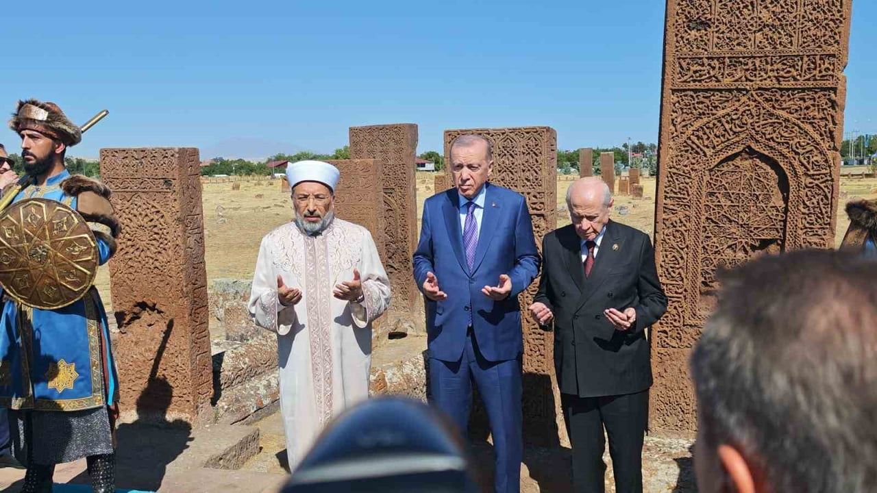 MALAZGİRT ZAFERİ’NİN 955’İNCİ YIL DÖNÜMÜ DOLAYISIYLA BİTLİS’İN AHLAT İLÇESİNDEKİ ETKİNLİKLERE...