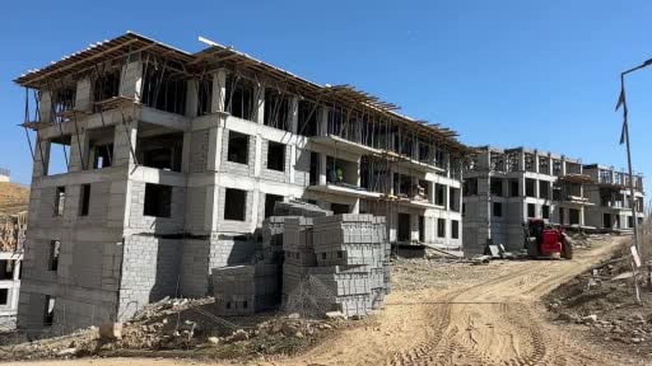 Yüksekova’da vatandaşlar için devlet 48 konutluk binalar yapımına devam ediyor