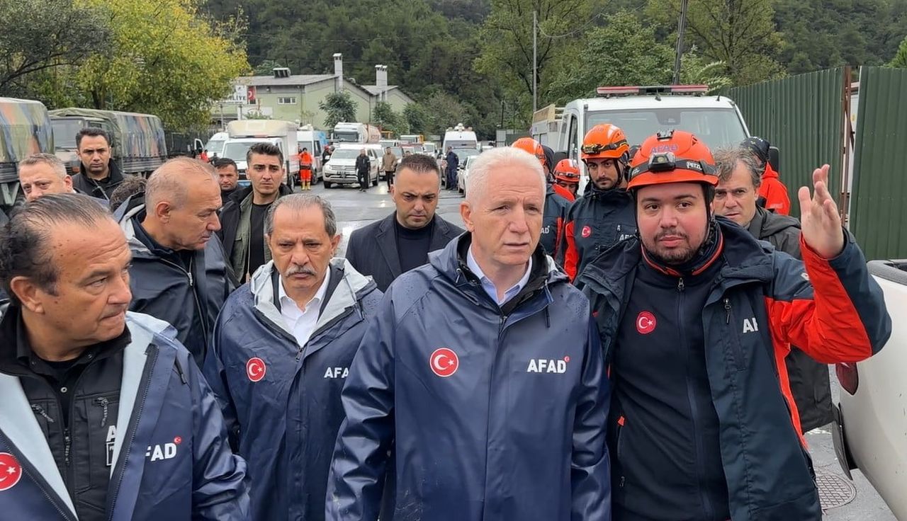 İSTANBUL VALİSİ DAVUT GÜL, YAĞIŞ NEDENİYLE HAYATIN OLUMSUZ ETKİLENDİĞİ AYAZAĞA'DA İNCELEMELERDE...