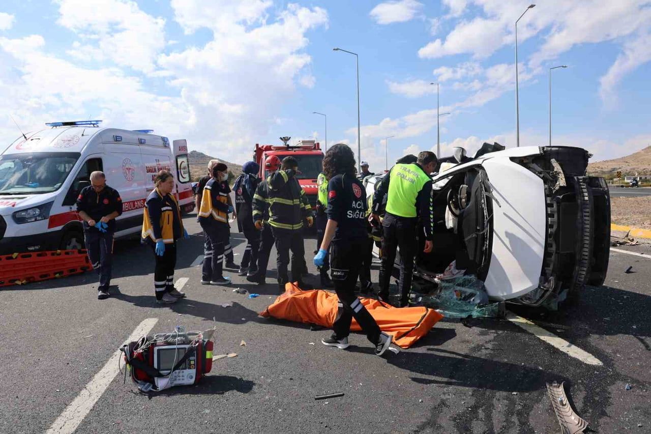 NEVŞEHİR’DE KAMYONET İLE OTOMOBİLİN ÇARPIŞMASI SONUCU MEYDANA GELEN TRAFİK KAZASINDA 2 KİŞİ...