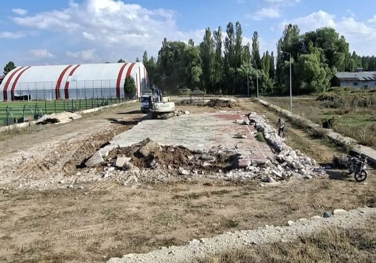 ARPALI’DA SPOR TESİSLERİ YENİLENİYOR