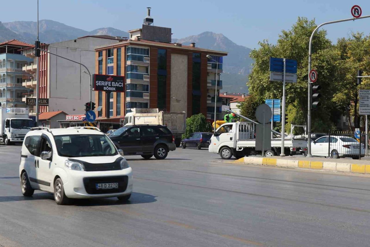 PAMUKKALE İLÇESİ FEVZİ ÇAKMAK BULVARI ULUS KAVŞAĞI'NDA YAŞANAN KURAL İHLALLERİ, SÜRÜCÜLERİN VE...