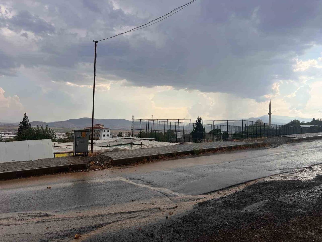 KENTİN ENGEBELİ VE EĞİMLİ YAPISI, YAĞIŞ SULARININ KISA SÜREDE TAHLİYE OLMASINI SAĞLARKEN, HERHANGİ...