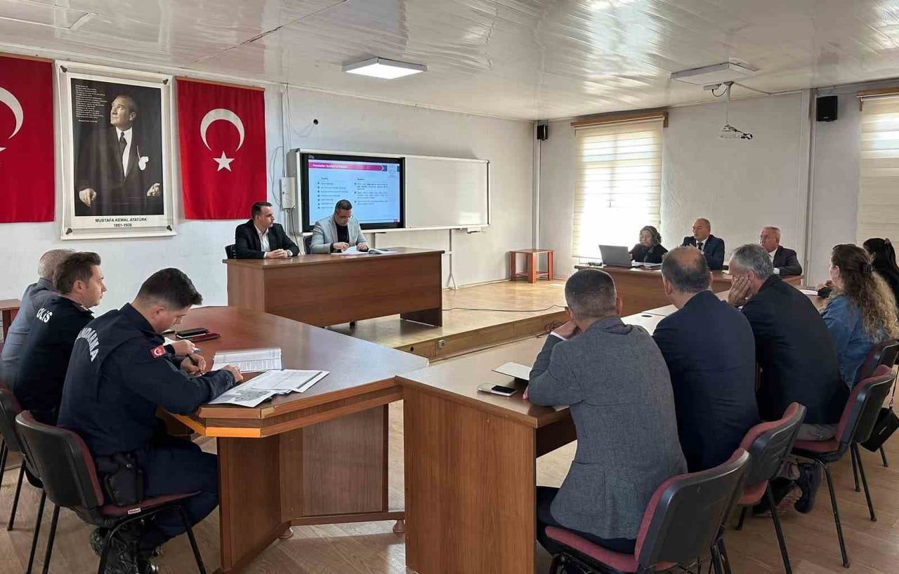 SARIGÖL’DE 2026-2027 EĞİTİM ÖĞRETİM YILI ÖNCESİ OKULLARDA ALINACAK GÜVENLİK TEDBİRLERİ, İLÇE...