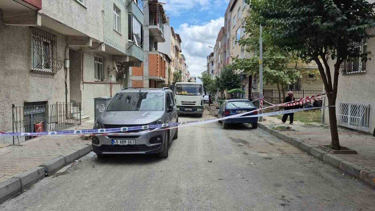 İSTANBUL'UN SULTANGAZİ İLÇESİNDE DUVARLARINDA ÇATLAMALARIN MEYDANA GELMESİ ÜZERİNE TAHLİYE EDİLEN...