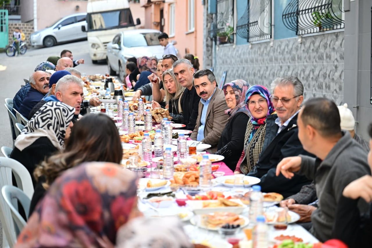 PİREMİR MAHALLESİ’NDE KADINLARIN KAHVALTI DAVETİNİ GERİ ÇEVİRMEYEN YILDIRIM BELEDİYE BAŞKANI OKTAY...