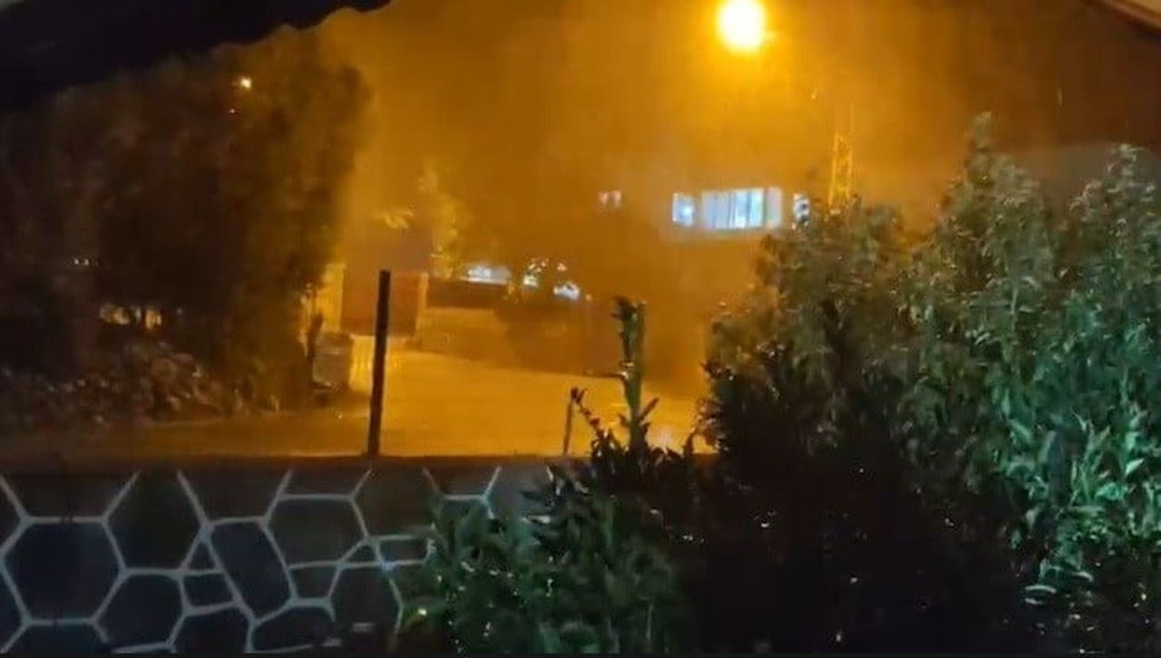 HATAY'DA AKŞAM SAATLERİNDE ETKİLİ OLAN CEVİZ BÜYÜKLÜĞÜNDEKİ DOLU YAĞIŞI, BAZI ARAÇLARDA MADDİ...