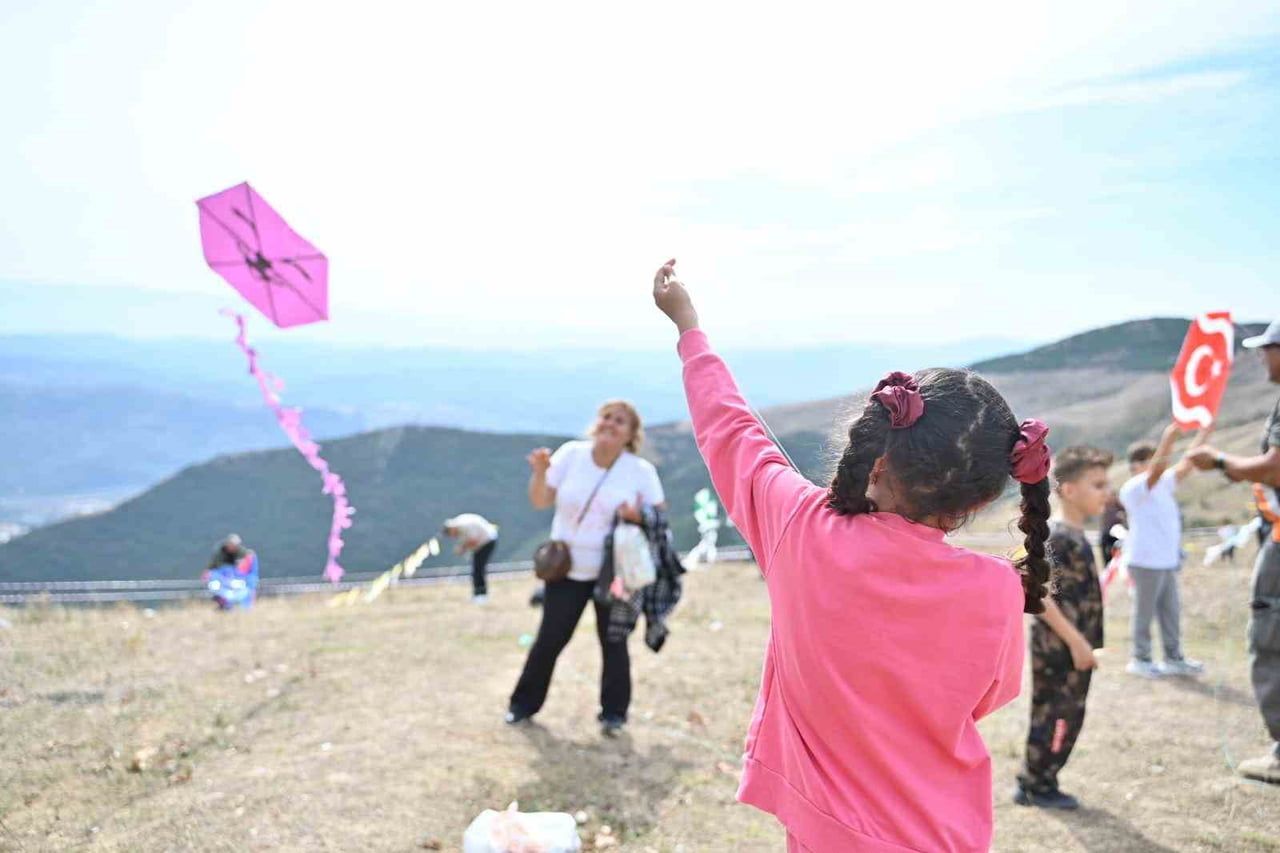 GEMLİK İLÇESİNDE, 700 UÇURTMANIN ÜCRETSİZ DAĞITILDIĞI ŞENLİKTE ÇOCUKLAR AİLELERİYLE BİRLİKTE...