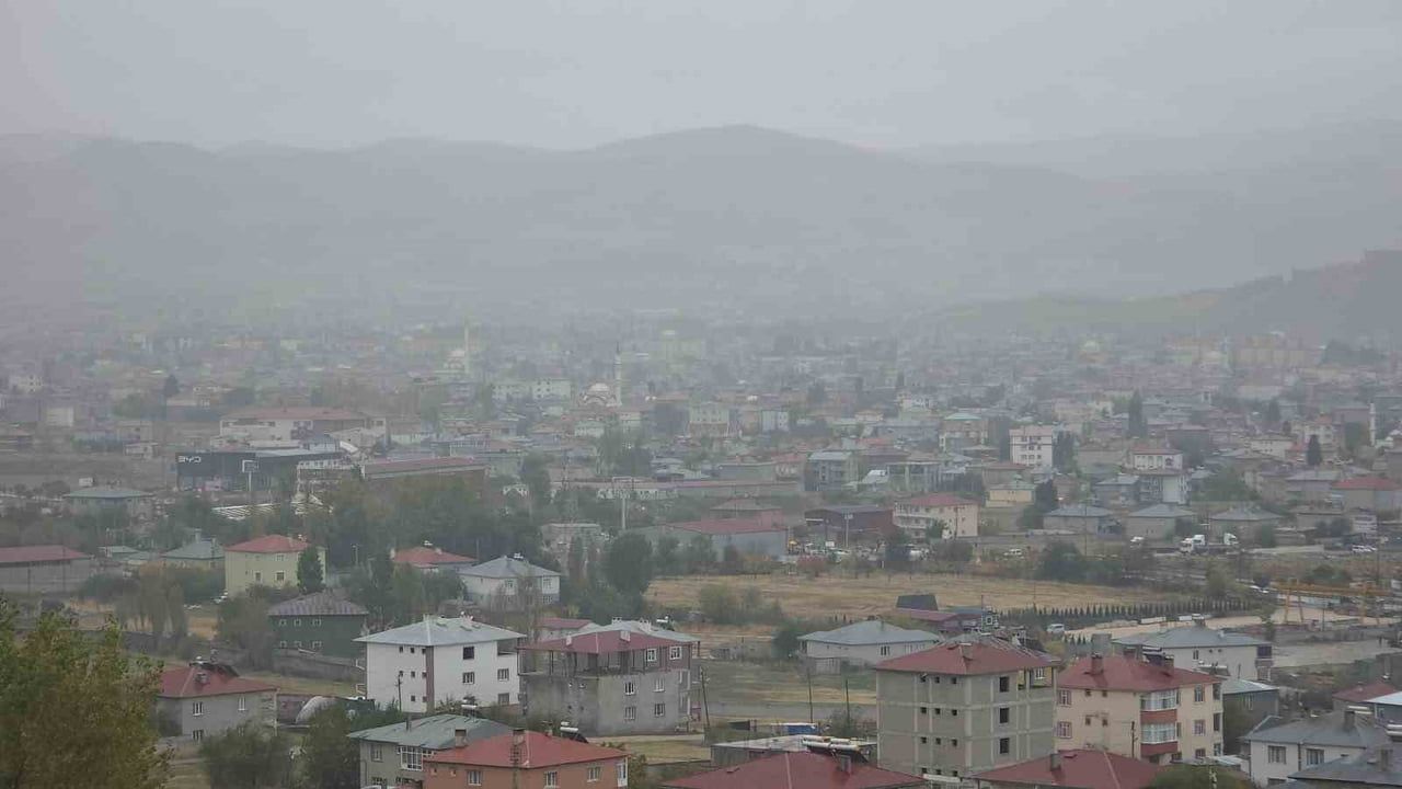 VAN GENELİNDE SABAH SAATLERİNDEN İTİBAREN ETKİSİNİ ARTIRAN SAĞANAK YAĞIŞ VE YER YER YOĞUNLAŞAN...