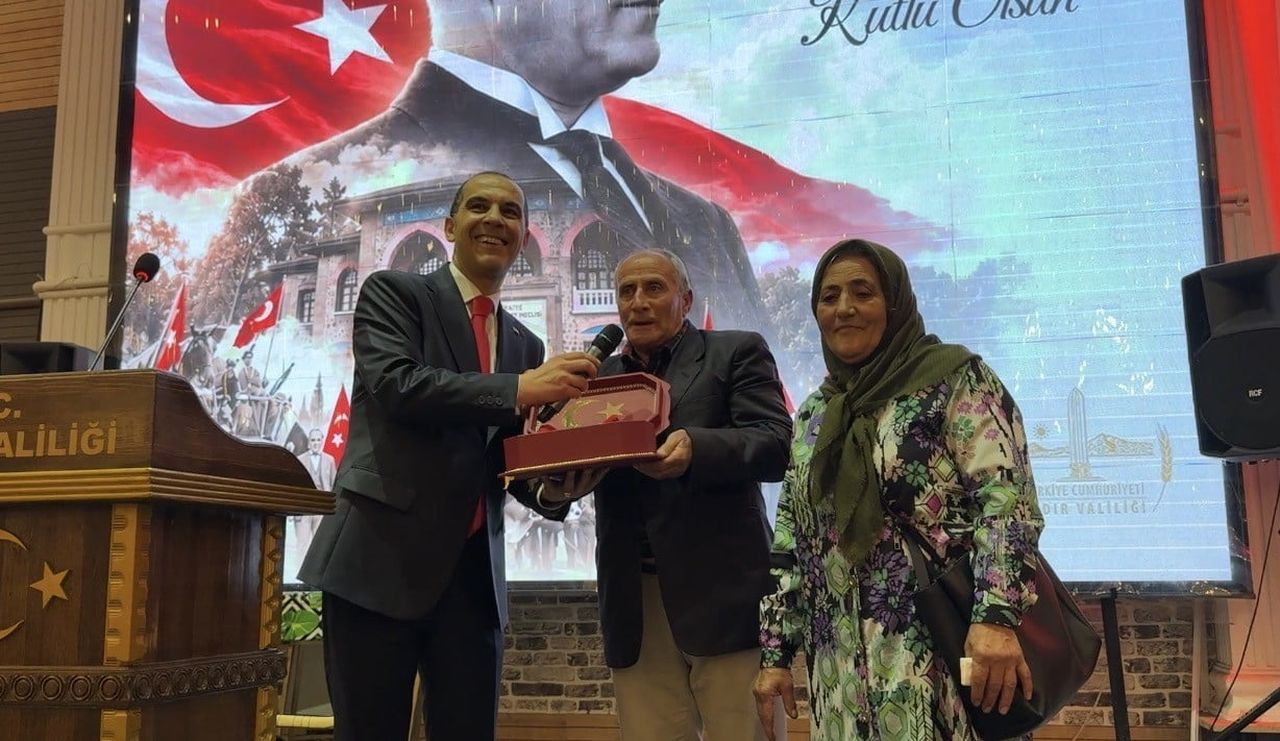 IĞDIR VALİSİ TAŞOLAR, TÜRK BAYRAĞIYLA BİSİKLET SÜREN URFULLAH ÇİFTÇİ’Yİ RESEPSİYONDA...