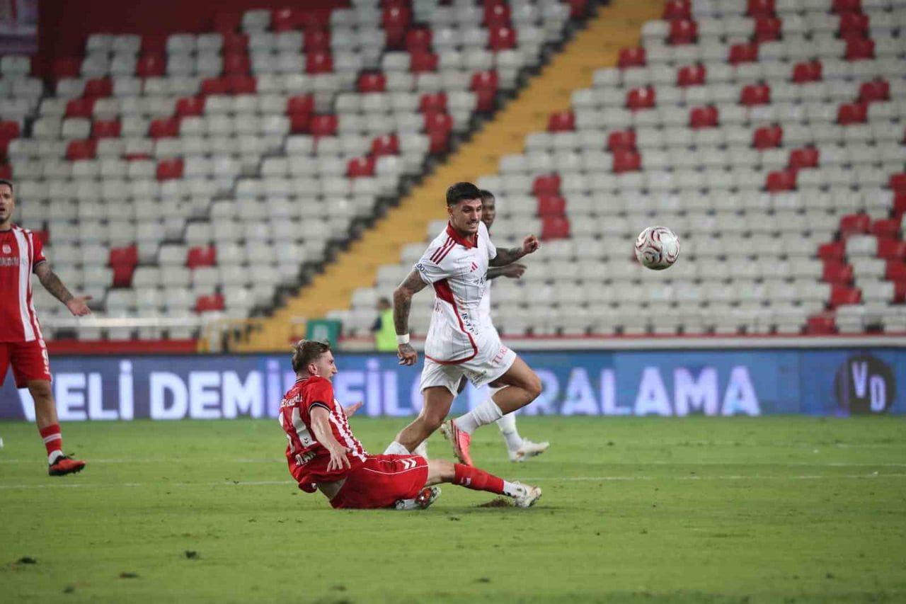 TRENDYOL 1. LİG'İN 6. HAFTASINDA ANTALYASPOR, SAHASINDA SİVASSPOR'A 2-1 MAĞLUP OLDU.