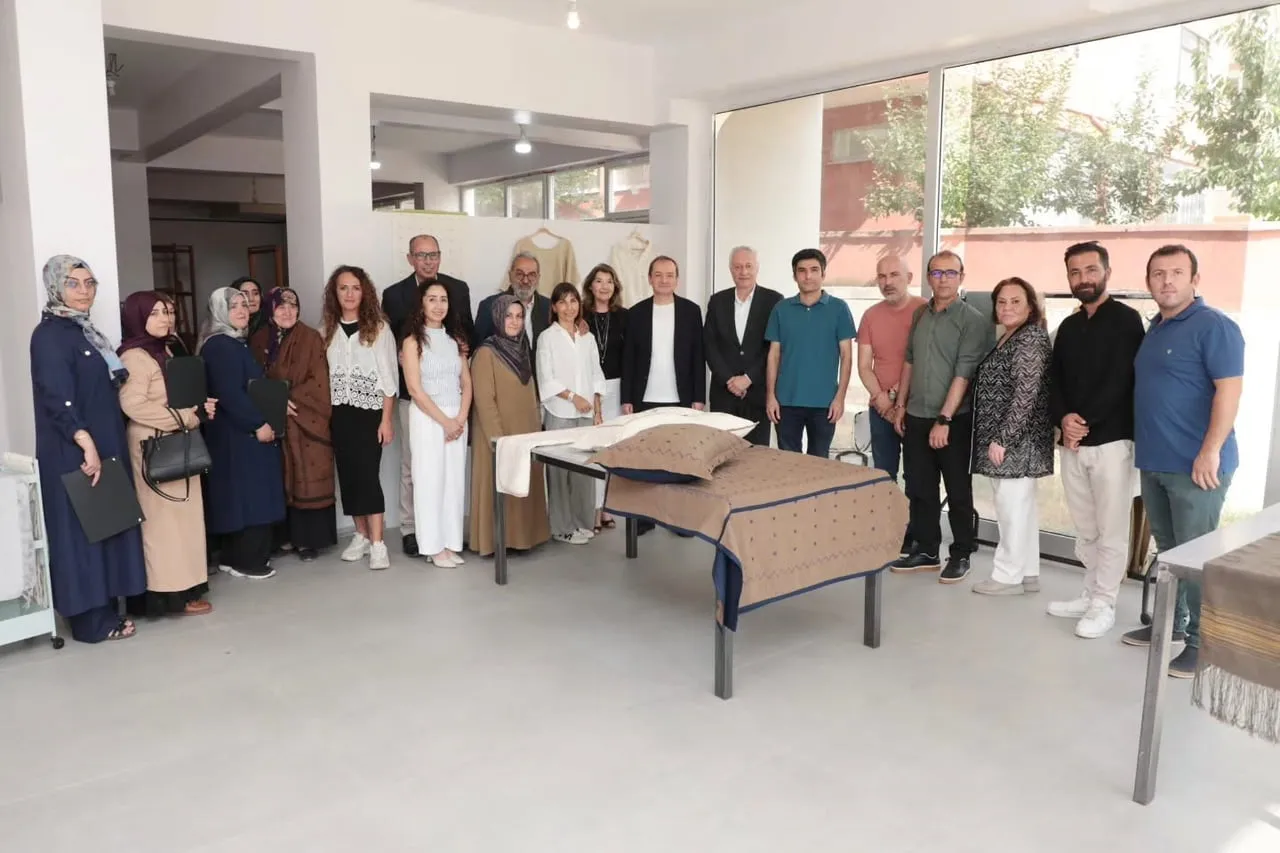 BAYBURT’TA EHRAM DOKUMA EĞİTİMİNİ TAMAMLAYAN 20 KADIN SERTİFİKALARINI ALDI