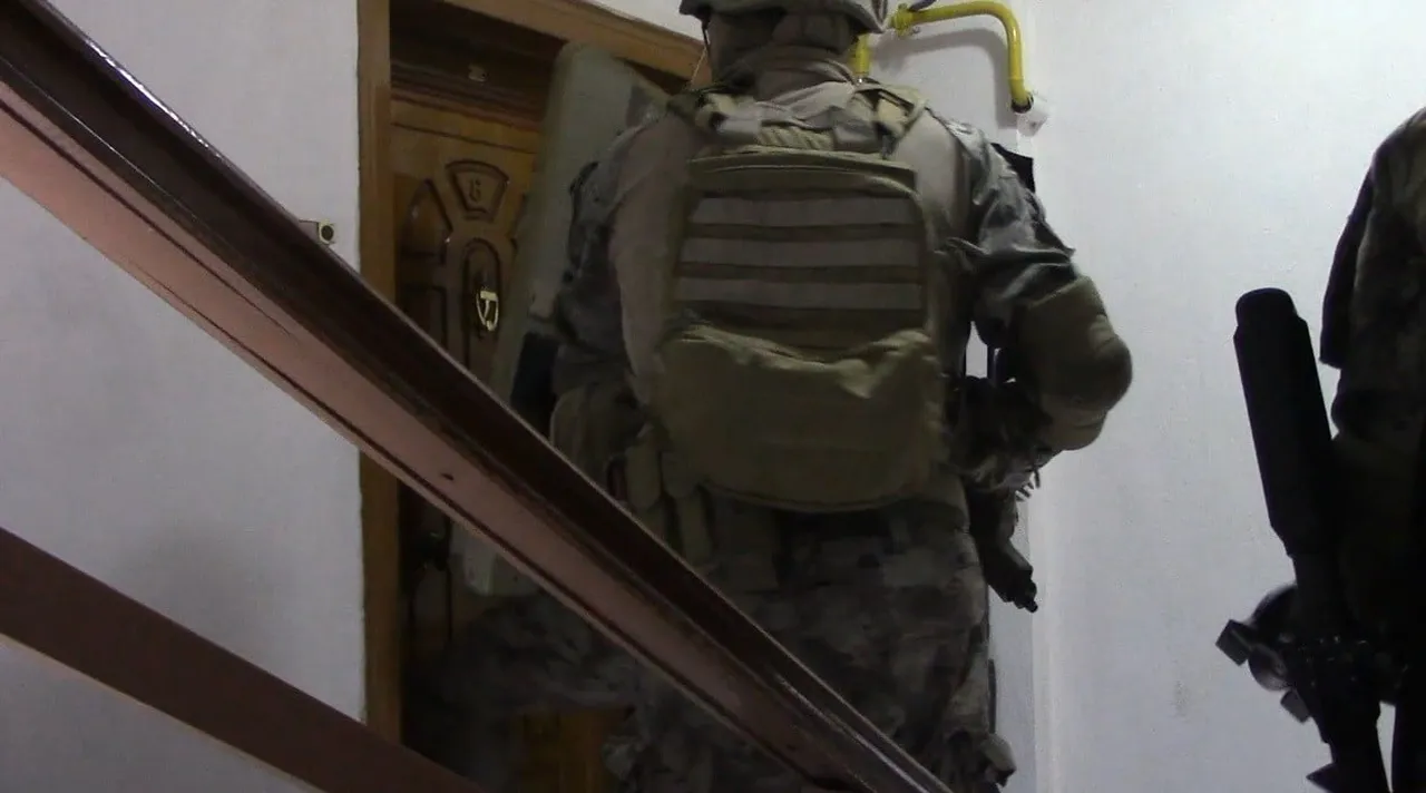 SAKARYA'DA, HAKKINDA ÖRGÜT BELGELERİ BULUNAN DEAŞ ŞÜPHELİSİ DÜZENLENEN OPERASYON İLE YAKALANARAK...