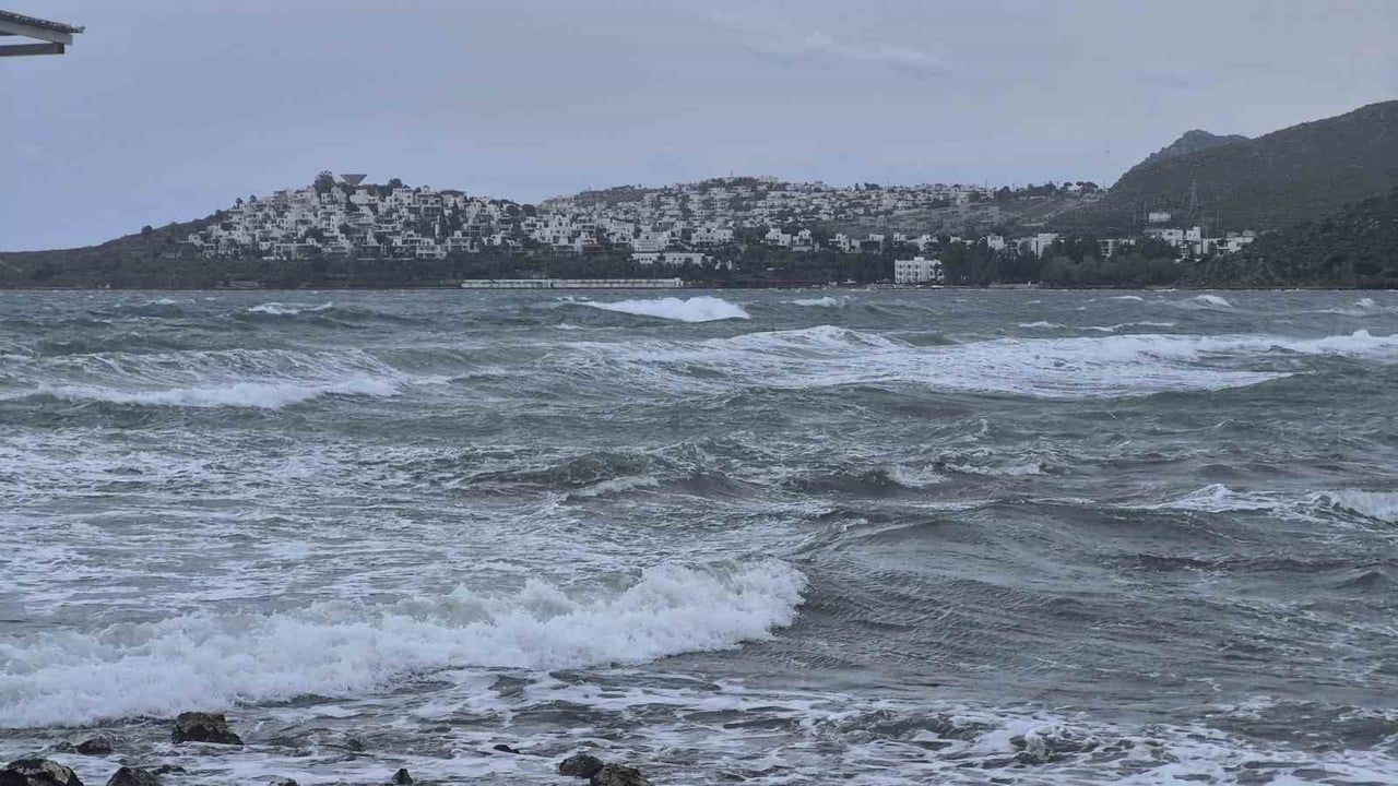 MUĞLA’NIN BODRUM İLÇESİNDE BEKLENEN OLUMSUZ HAVA ŞARTLARI SEBEBİYLE FERİBOT SEFERLERİ İPTAL...