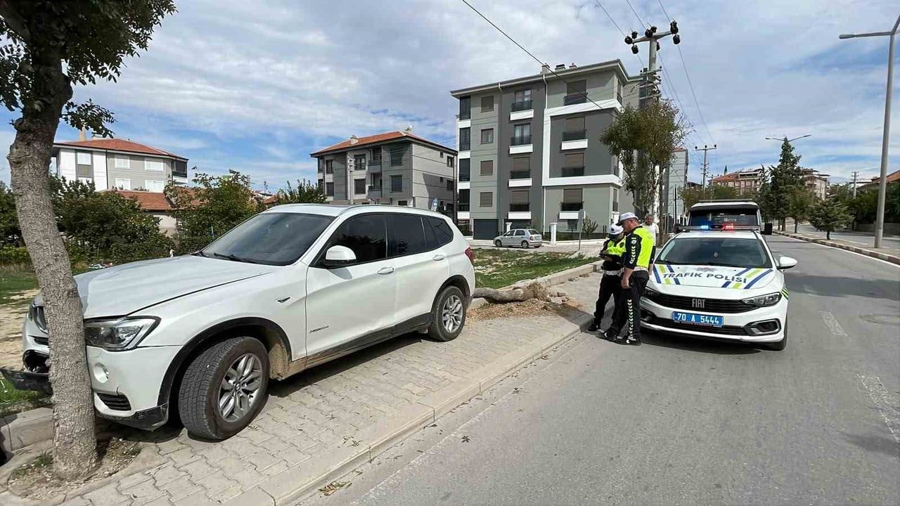 KARAMAN’DA SÜRÜCÜSÜNÜN DİREKSİYON HAKİMİYETİNİ KAYBETTİĞİ CİPİN KALDIRIMA ÇIKARAK AĞACI DEVİRMESİ...