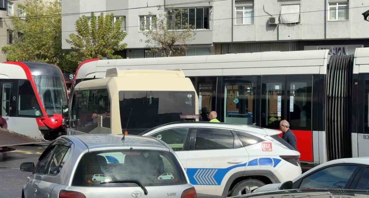 İSTANBUL GÜNGÖREN’DE TERS YÖNDEN DÖNÜŞ YAPAN TİCARİ MİNİBÜSE TRAMVAY ÇARPTI. DÖRT KİŞİNİN...