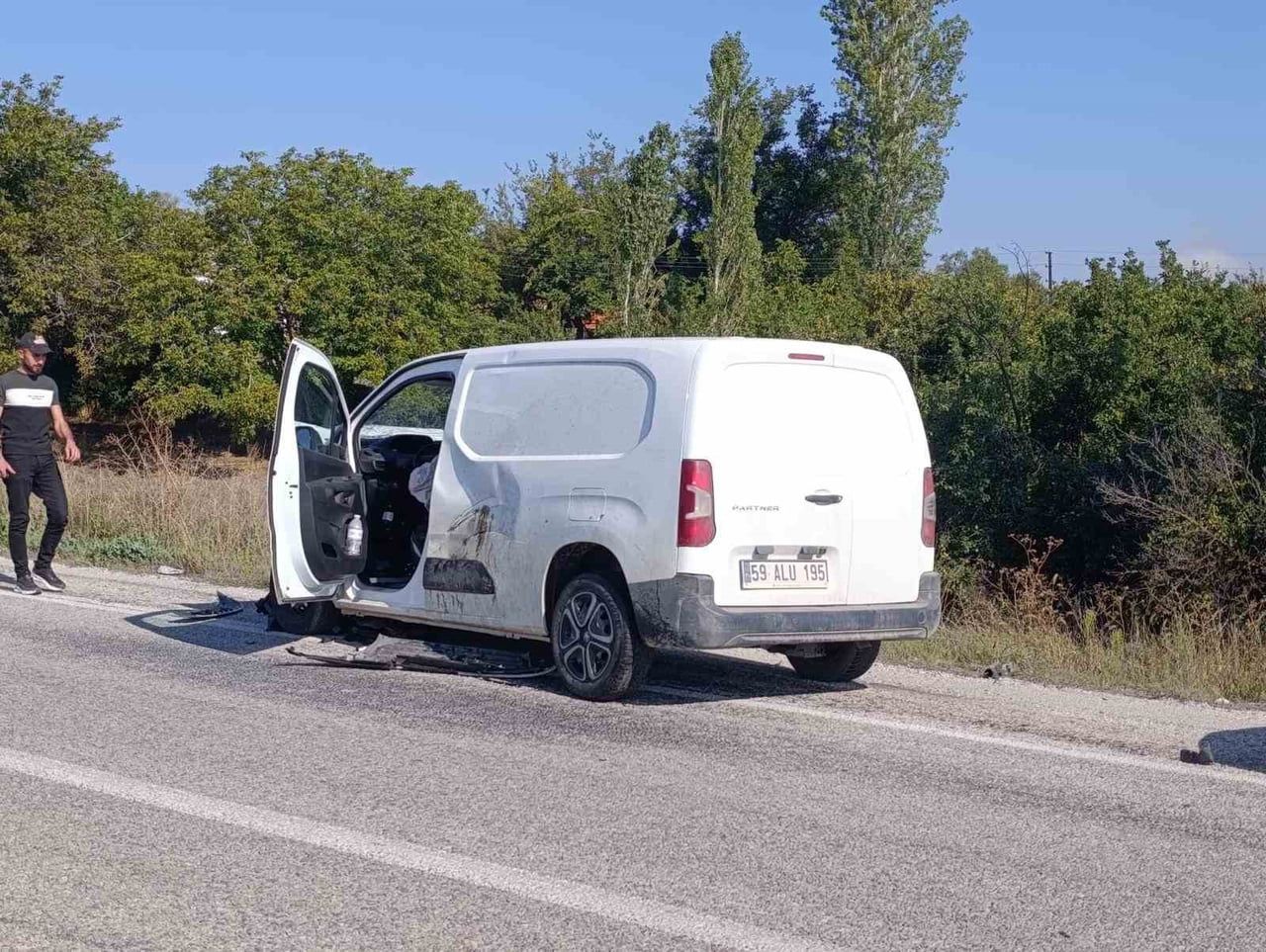 KONYA’NIN HÜYÜK İLÇESİNDE OTOMOBİL İLE HAFİF TİCARİ ARACIN ÇARPIŞMASI SONUCU MEYDANA GELEN TRAFİK...