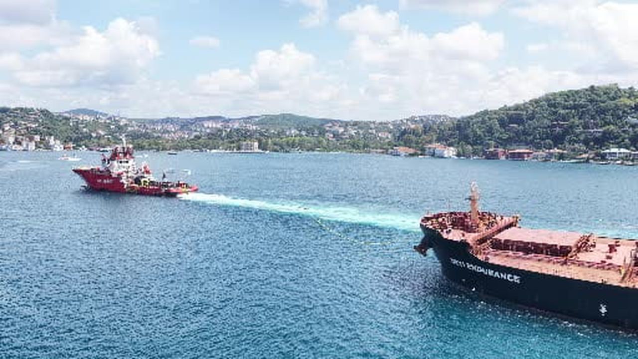 İstanbul Boğazı Liberya bayraklı kuru yük gemisi geçişi nedeniyle transit gemi geçişine...