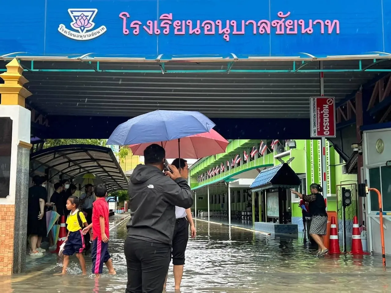 TAYLAND'IN BAŞKENTİ BANGKOK'TA 48 SAATİ AŞKIN SÜREDİR ETKİLİ OLAN ŞİDDETLİ YAĞIŞLARIN YOL AÇTIĞI...