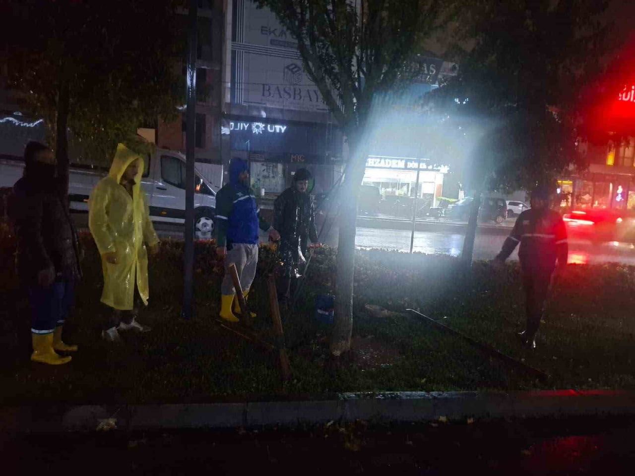 İSTANBUL’DA ETKİLİ OLAN YOĞUN YAĞIŞA KARŞI ARNAVUTKÖY BELEDİYESİ, 300 PERSONEL VE 80 ARAÇLA 7/24...