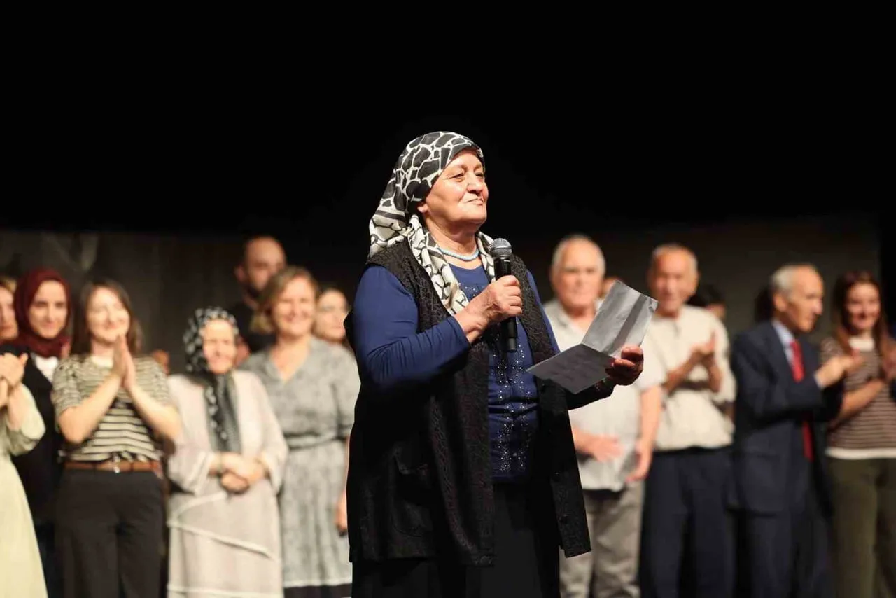 MERKEZEFENDİ BELEDİYESİ ALZHEİMER YAŞAM MERKEZİ’NDE HİZMET ALAN BÜYÜKLERİN SAHNE ALDIĞI "EVE...