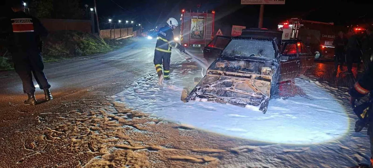ÇANAKKALE'NİN ÇAN İLÇESİNDE SEYİR HALİNDEYKEN MOTOR KISMINDAN DUMANLAR YÜKSELEN OTOMOBİL ALEV ALEV...