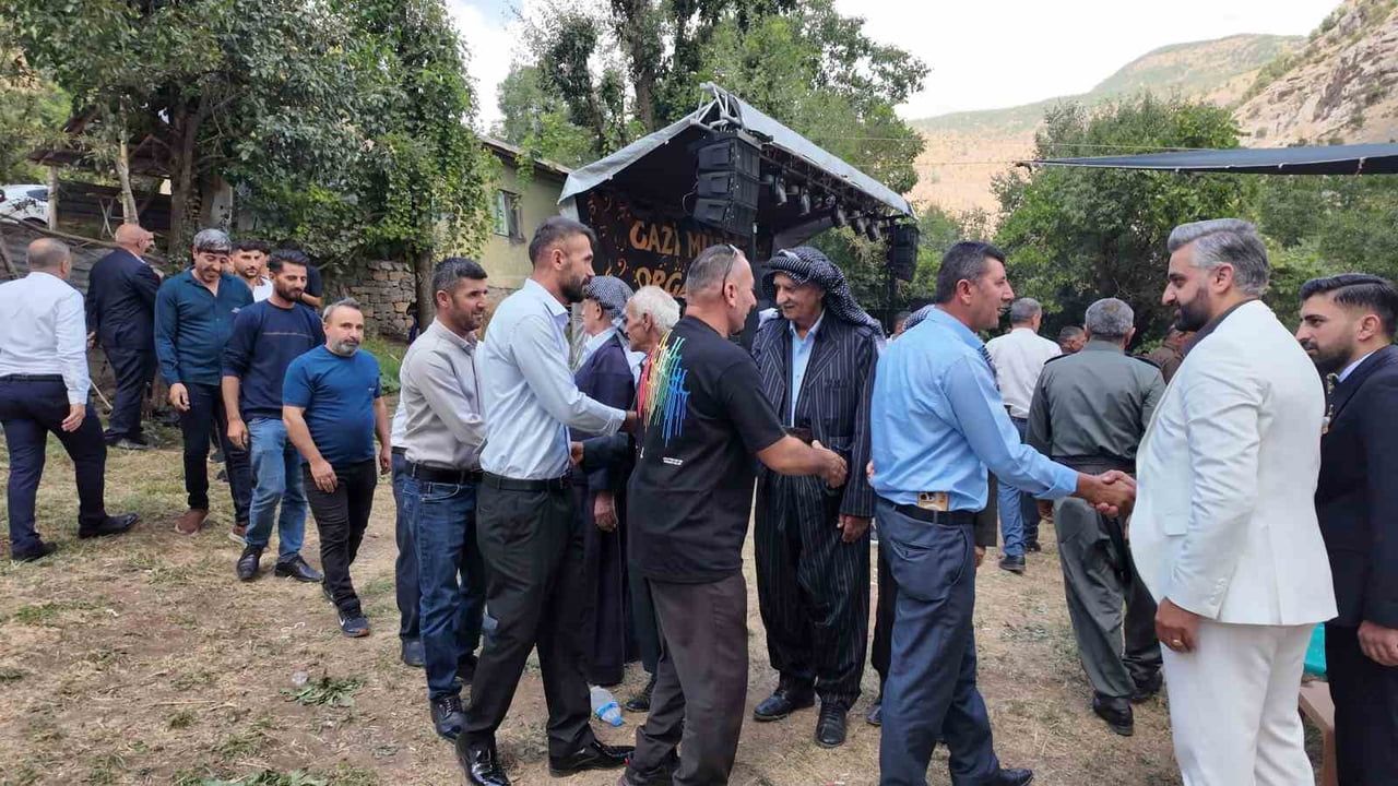 ŞIRNAK'TA GERÇEKLEŞEN AŞİRET DÜĞÜNÜNDE BİRLİK VE BERABERLİK MESAJLARI VERİLDİ. GELİN VE DAMADA 7...