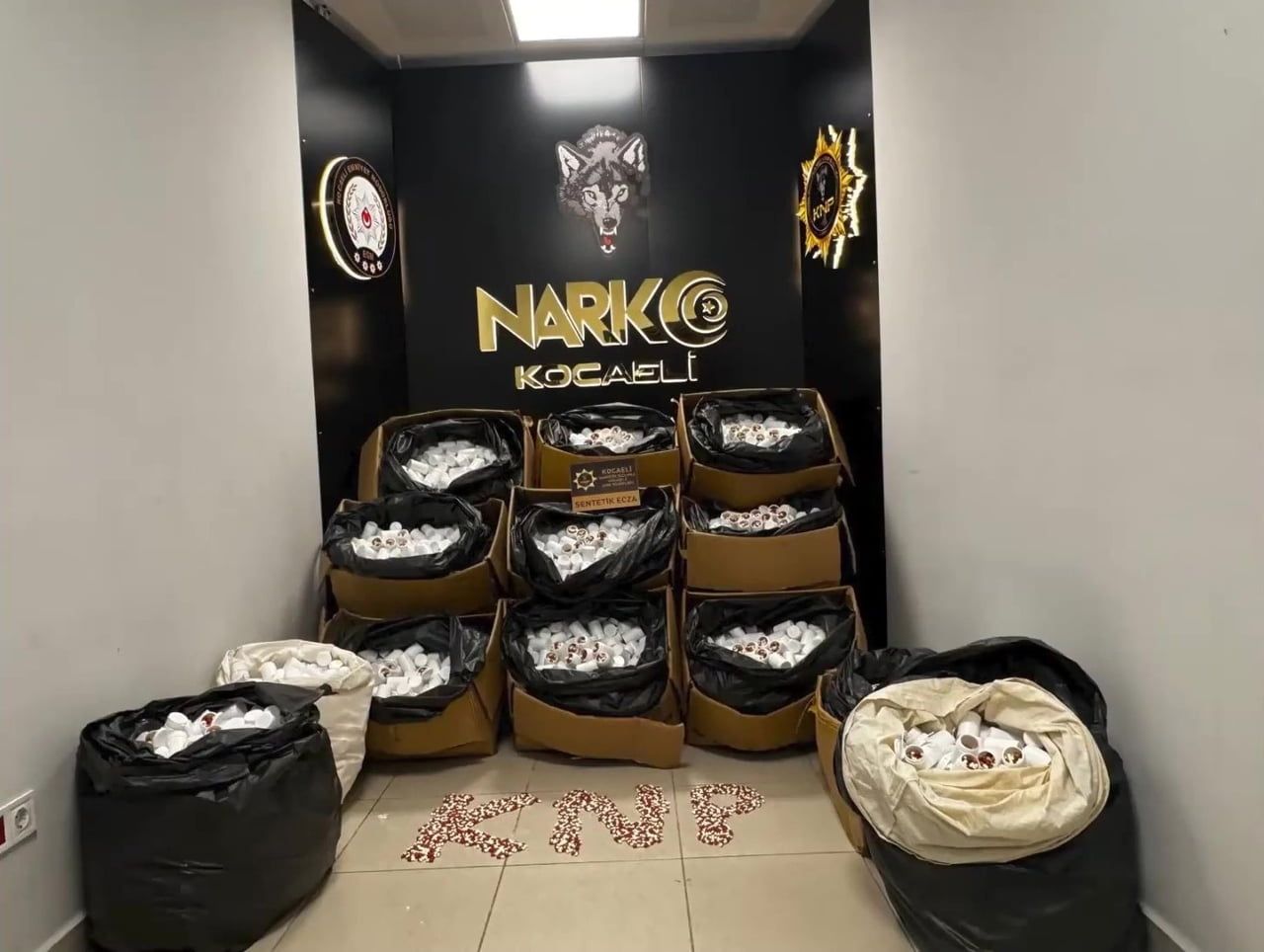 KOCAELİ'DE OTOYOL ÜZERİNDE DURDURULAN ARAÇTA, NARKOTİK KÖPEĞİYLE YAPILAN ARAMADA 338 BİN SENTETİK...