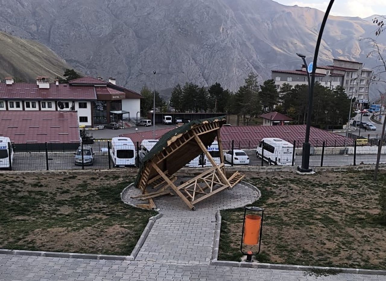 HAKKARİ’DE ŞEHİT MEHMET CEYHAN CADDESİ ÜZERİNDE, TOPLU TAŞIMA ARAÇLARININ BULUNDUĞU ALANDAKİ...
