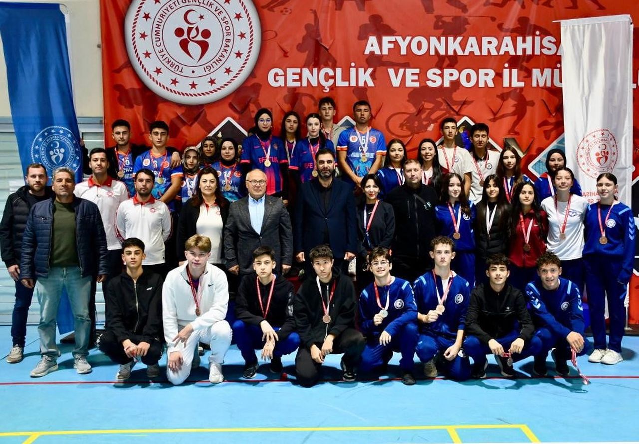 AFYONKARAHİSAR’DA ÇİĞİLTEPE SPOR SALONU’NDA DÜZENLENEN FLOOR CURLİNG GENÇ ERKEKLER, GENÇ KIZLAR VE...