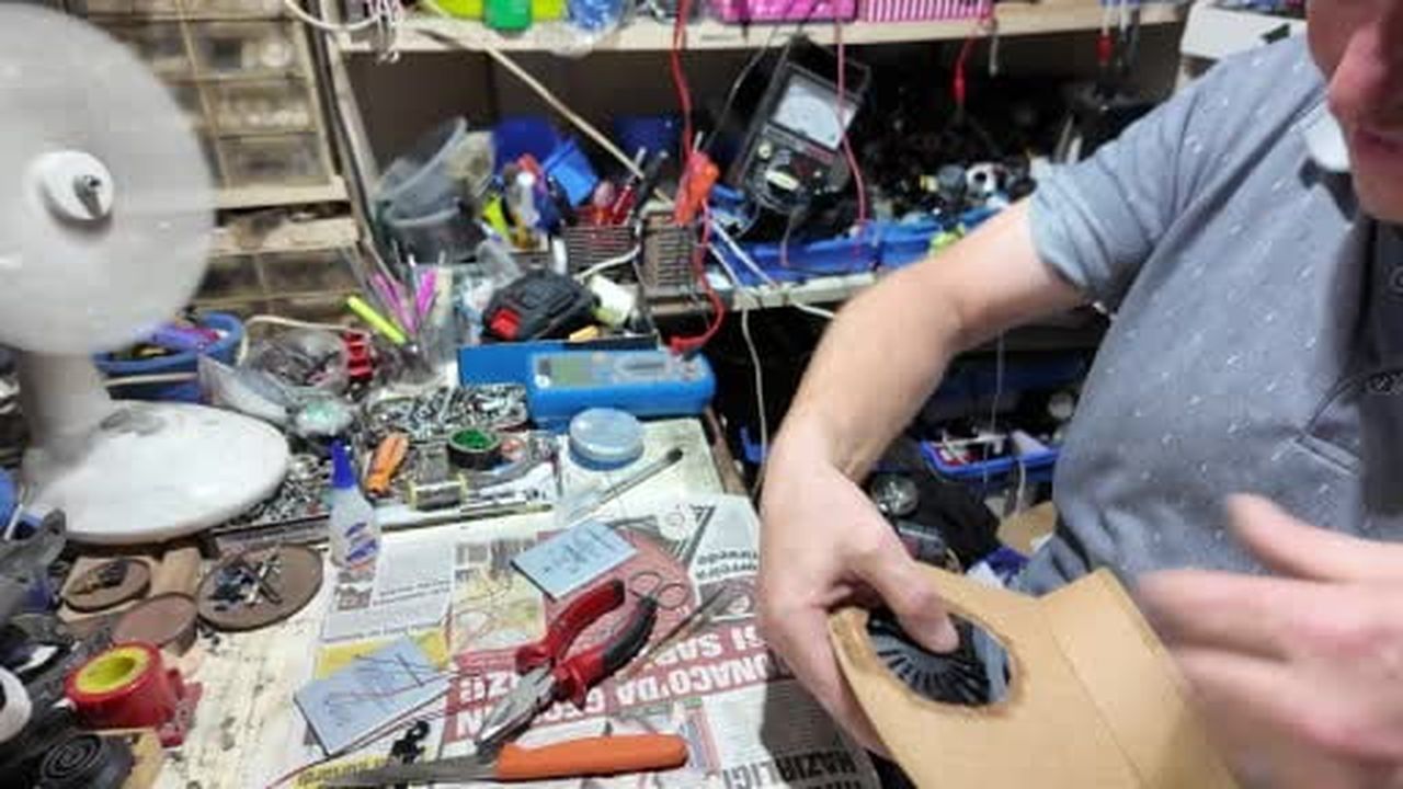 Eşi çay toplarken sıcaktan bunalmasın diye fanlı düzenek hazırladı